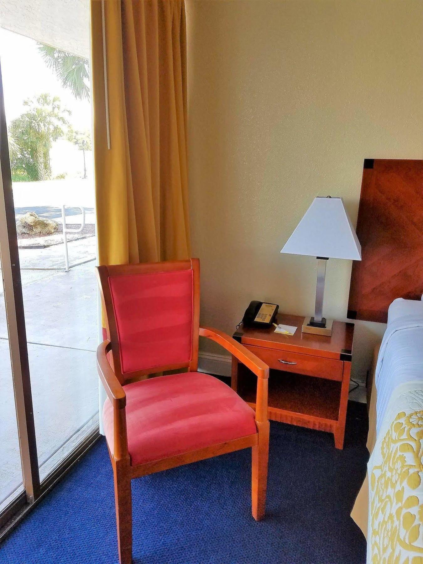 Days Inn & Suites By Wyndham Клермон Экстерьер фото